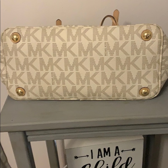 Authentic Michael Kors Purse - Picture 7 of 7